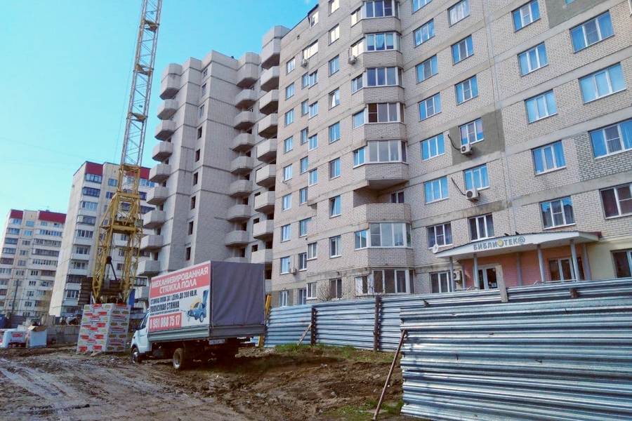 Затянувший строительство дома в Железногорске застройщик скопил долги перед контрагентами и налоговой