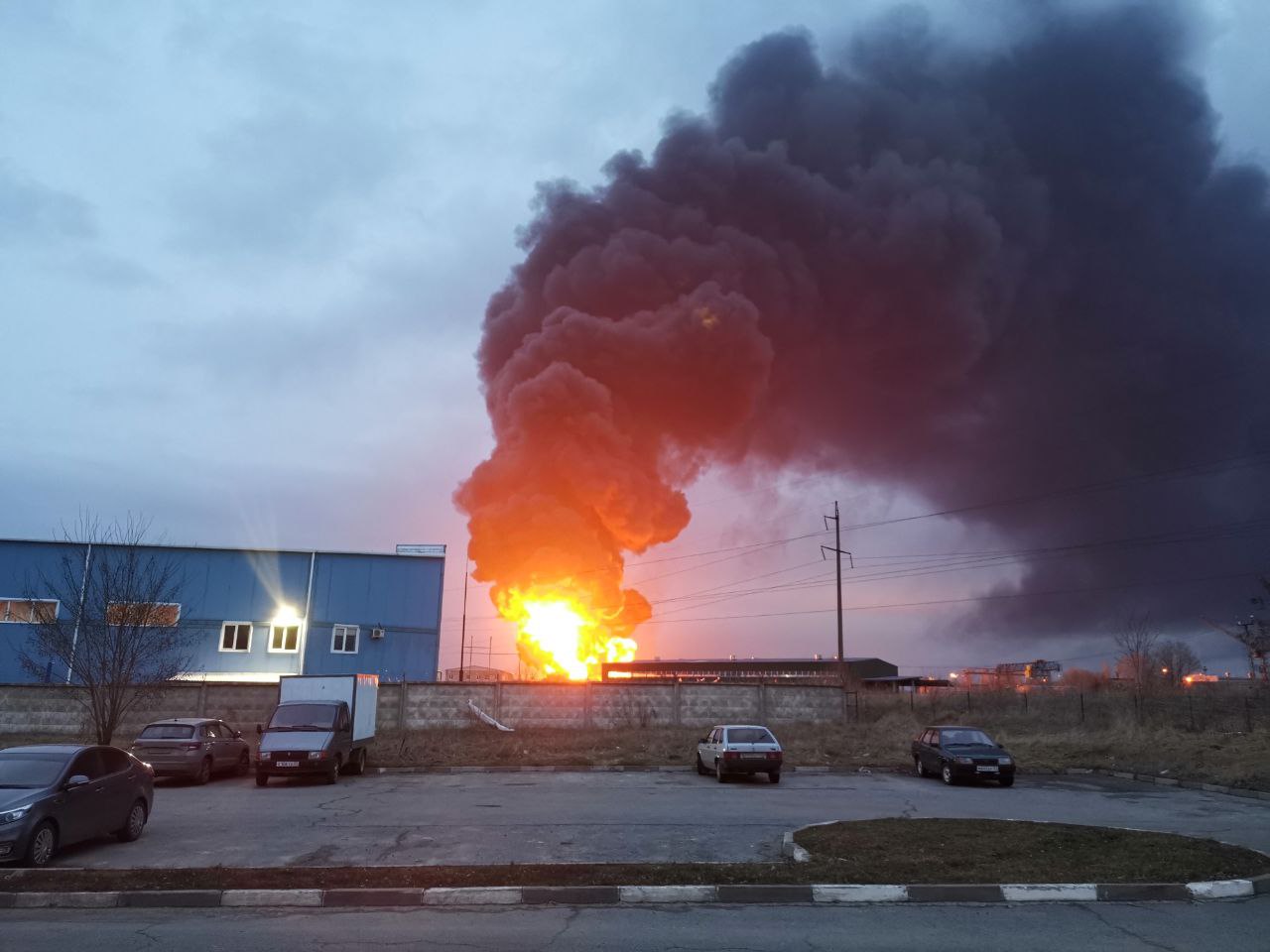 Украинские вертолеты атаковали нефтебазу в Белгороде