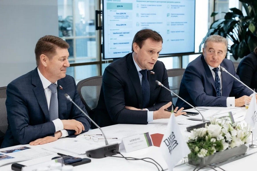 Сенатор от Воронежской области Сергей Лукин обсудил с Виталием Мутко расширение сотрудничества ДОМ.РФ с регионом 
