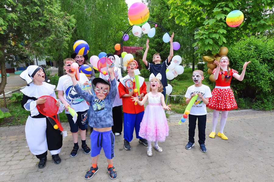 Воспитанников Белгородского дома детства поздравили с праздником игрушками, сладостями и билетами в динопарк