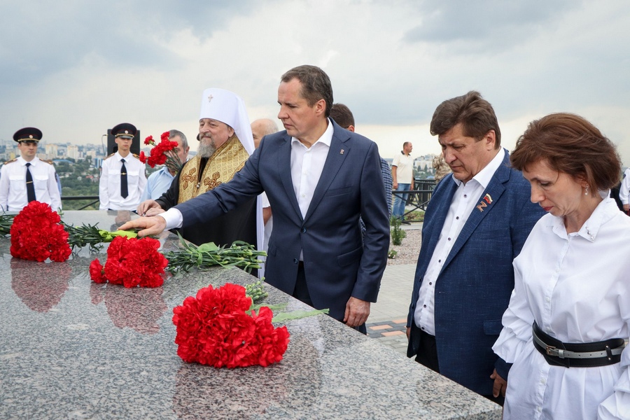 В Белгороде освятили обновленный поклонный крест-памятник