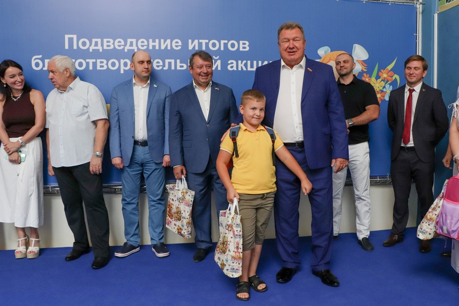 Депутаты Белгородской облдумы принимают участие в акции «Собери ребенка в школу» Депутаты Белгородской облдумы принимают участие в акции «Собери ребенка в школу»