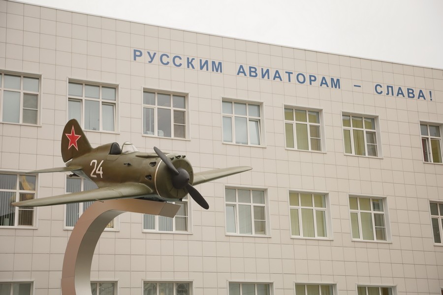 Депутат Госдумы РФ Аркадий Пономарев помог воронежской школе восстановить настоящий боевой самолет 

