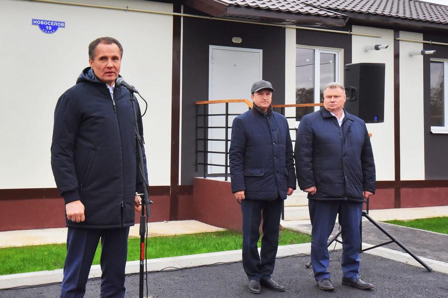 Белгородский губернатор Вячеслав Гладков вручил детям-сиротам ключи от нового жилья
