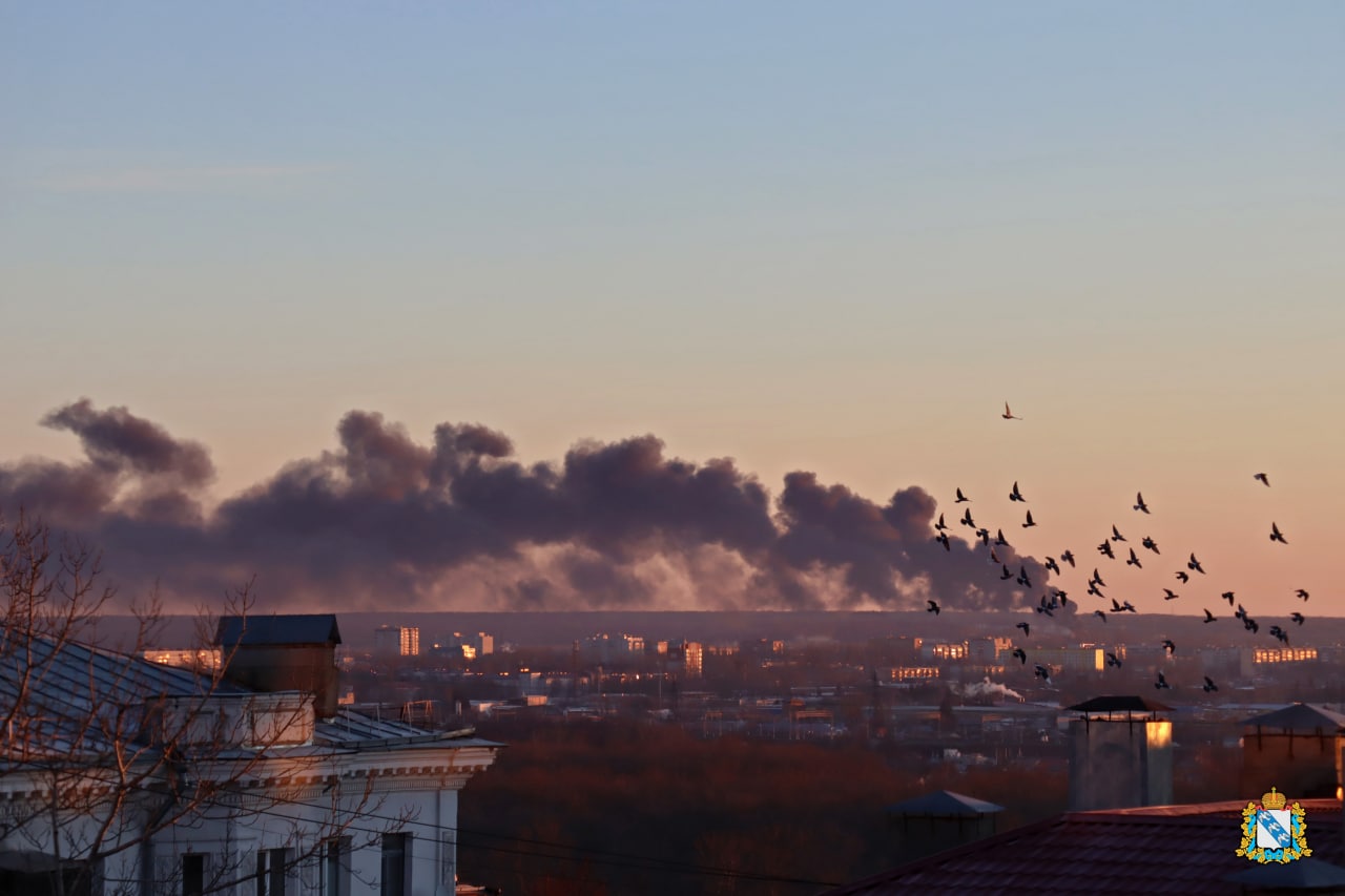 Беспилотник атаковал курский аэродром, горит нефтенакопитель
