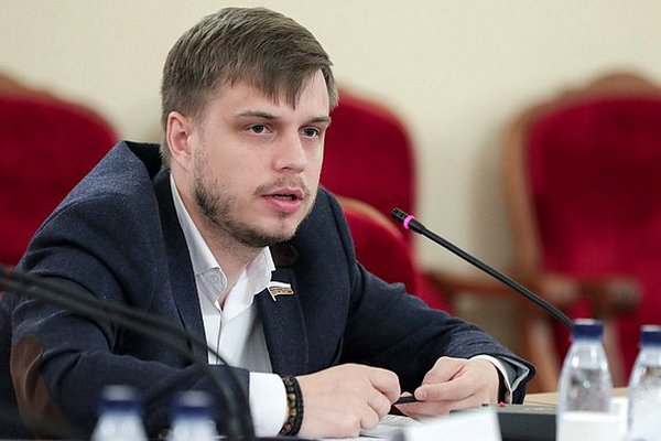 Законопроект об NFT, вопросы правительству и похвала от Володина – как прошел год Антона Ткачева в Госдуме