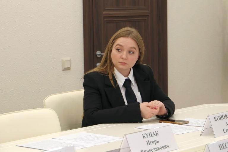 «Она подобрала ключ к губернатору, убедила его в своей компетентности», – политолог о назначении курским министром 26-летней Анны Коноваловой