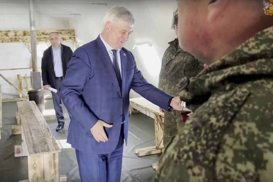 Воронежский губернатор вручил памятные подарки боевым инструкторам