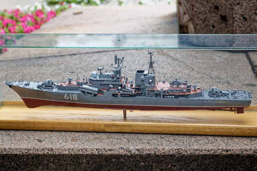 Сергей Чижов передал Центру истории военно-морского флота модель эскадренного миноносца