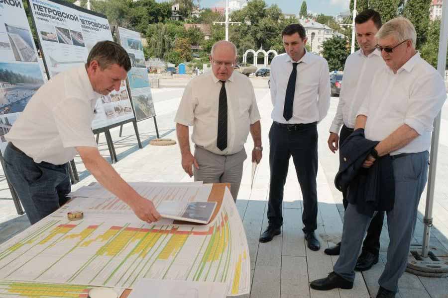 Губернатор Александр Гусев проинспектировал ход реконструкции Петровской набережной