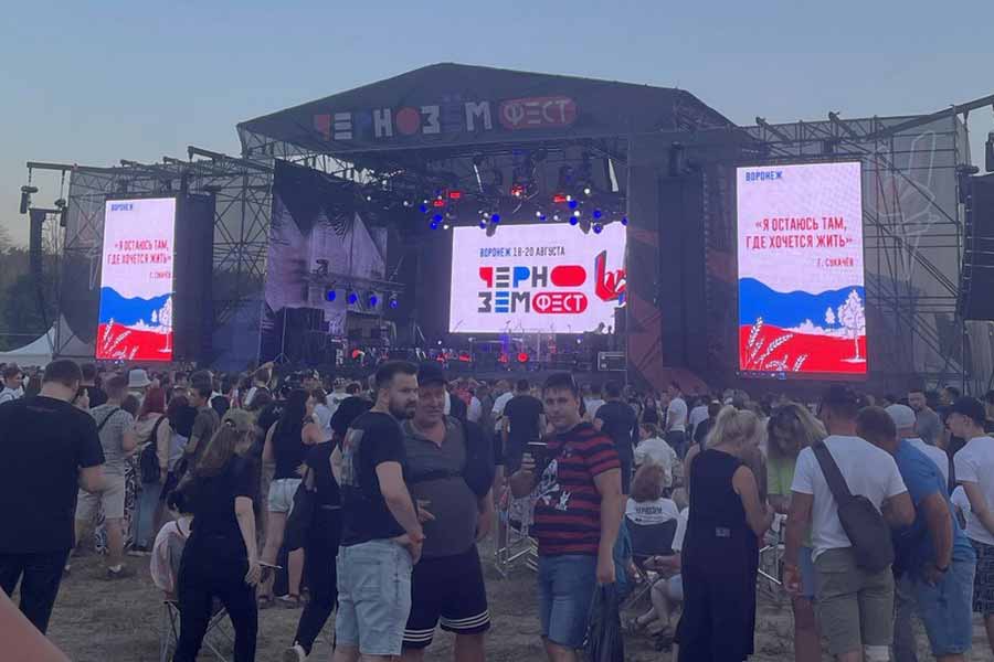 Нарядная «Аленка», водный душ и Хой на сцене – как прошел трехдневный рок-фестиваль «Чернозем» в Воронеже